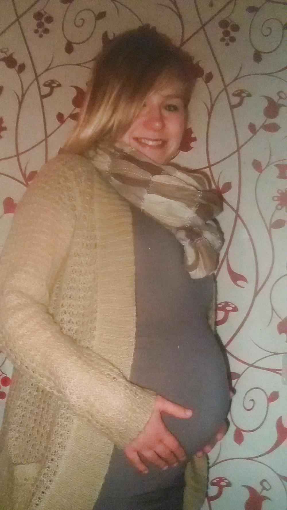 5P Sexy pregnant amateur