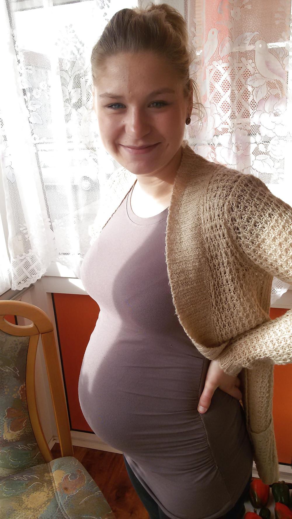 5P Sexy pregnant amateur