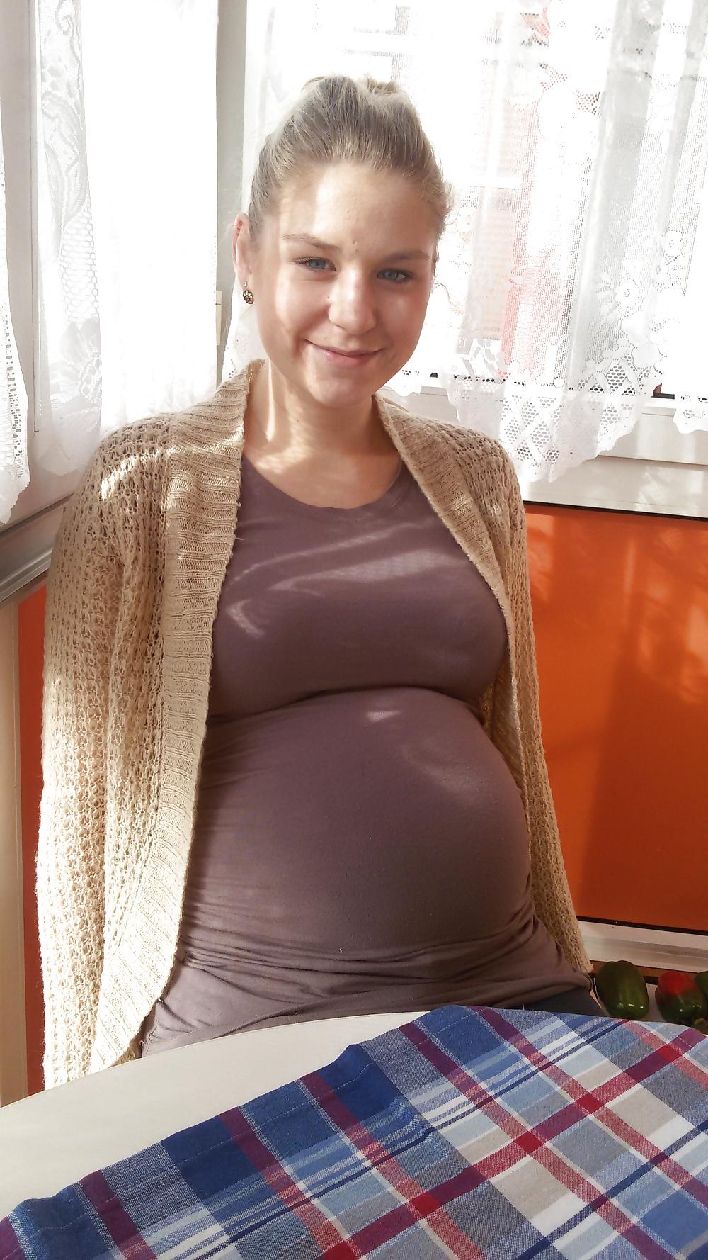 5P Sexy pregnant amateur