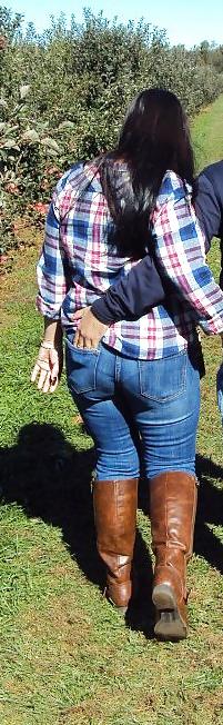 25P Day! Thick brunette with ass and beautiful eyes!