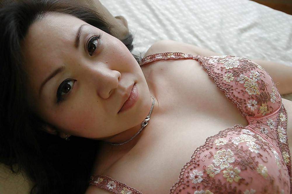15P Japanese milf exposes her hairy cunt