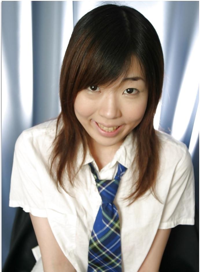9P J15 Japanese teen Mami Okuzawa shows her panties