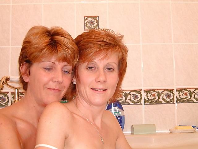25P UK Sara, bath time (with Jade)