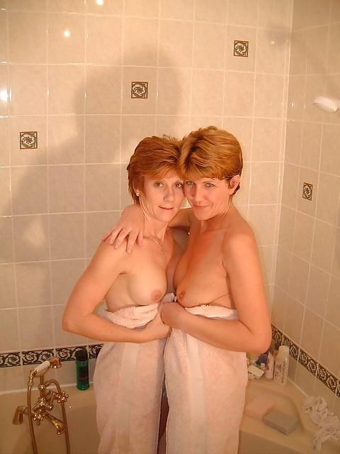 25P UK Sara, bath time (with Jade)