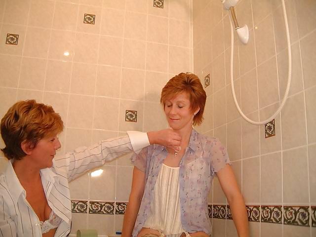 25P UK Sara, bath time (with Jade)