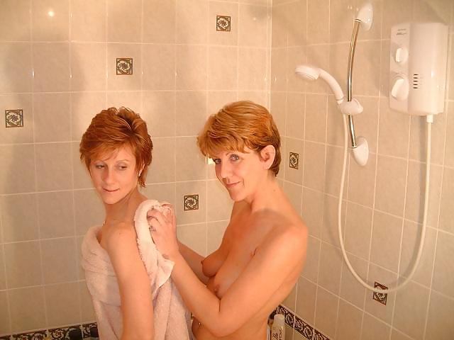 25P UK Sara, bath time (with Jade)