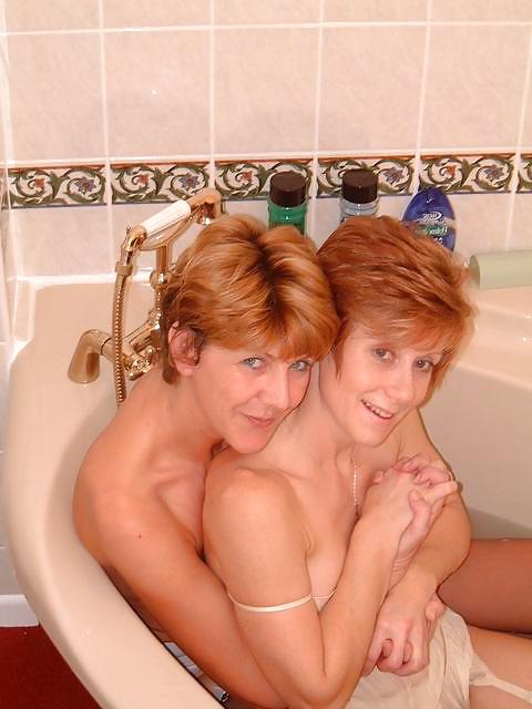 25P UK Sara, bath time (with Jade)