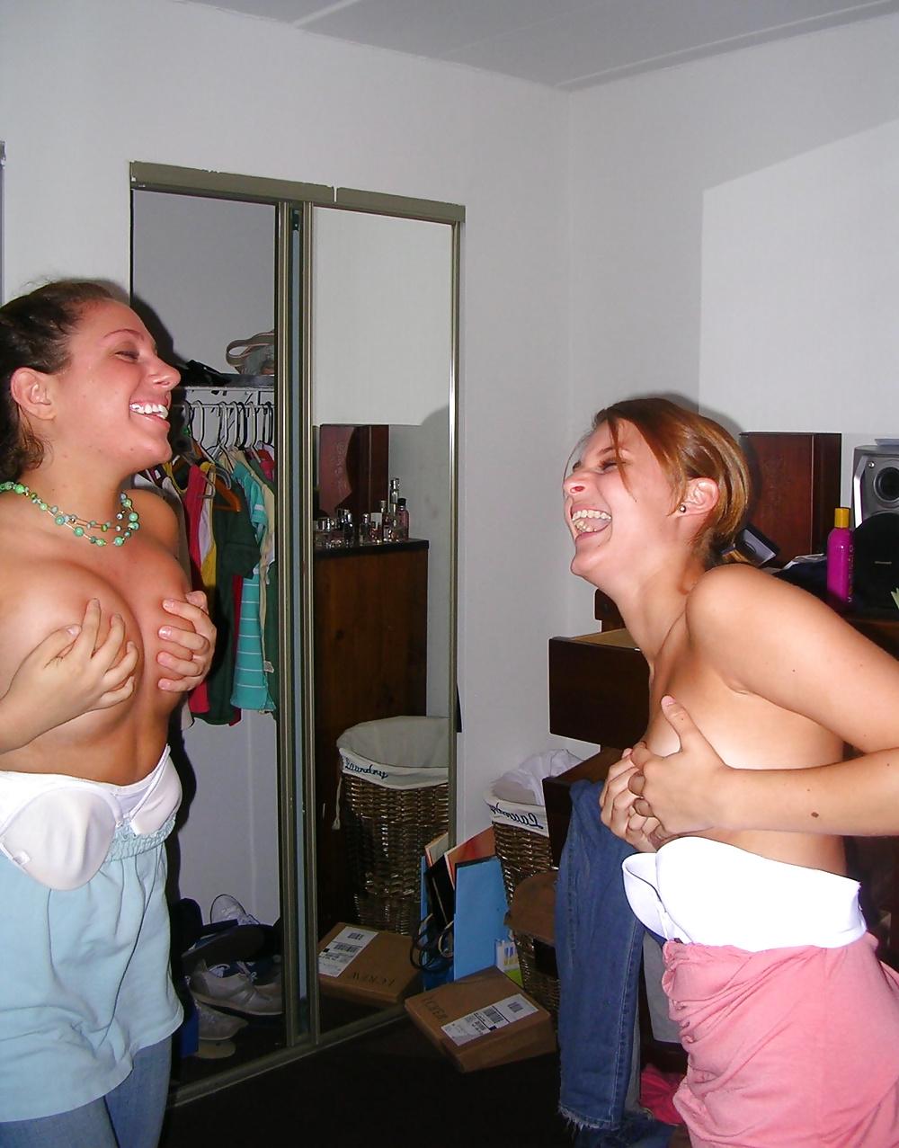 25P WOMEN AND THEIR HAND BRA