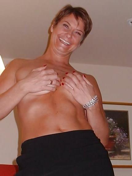 25P WOMEN AND THEIR HAND BRA