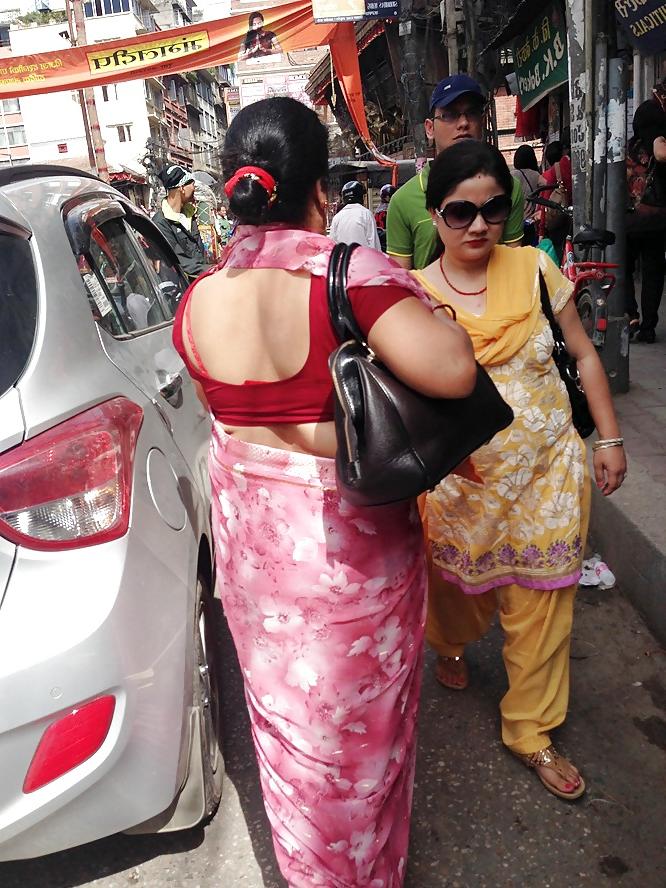 4P Sexy nepali mom showing red bra in market