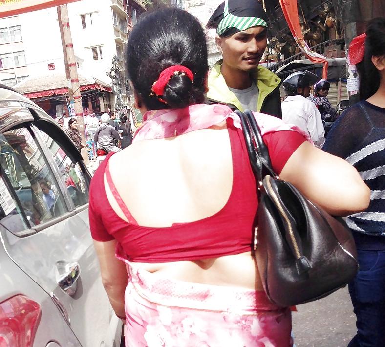 4P Sexy nepali mom showing red bra in market