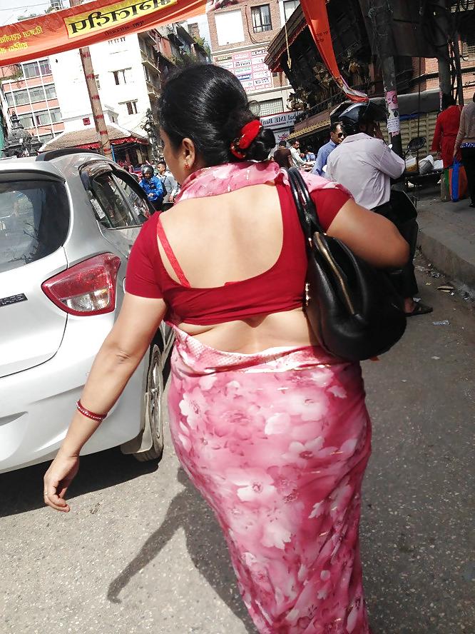 4P Sexy nepali mom showing red bra in market