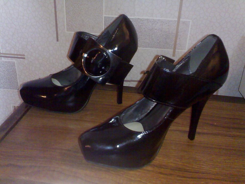 15P Fuck and cum on black patent leather heel
