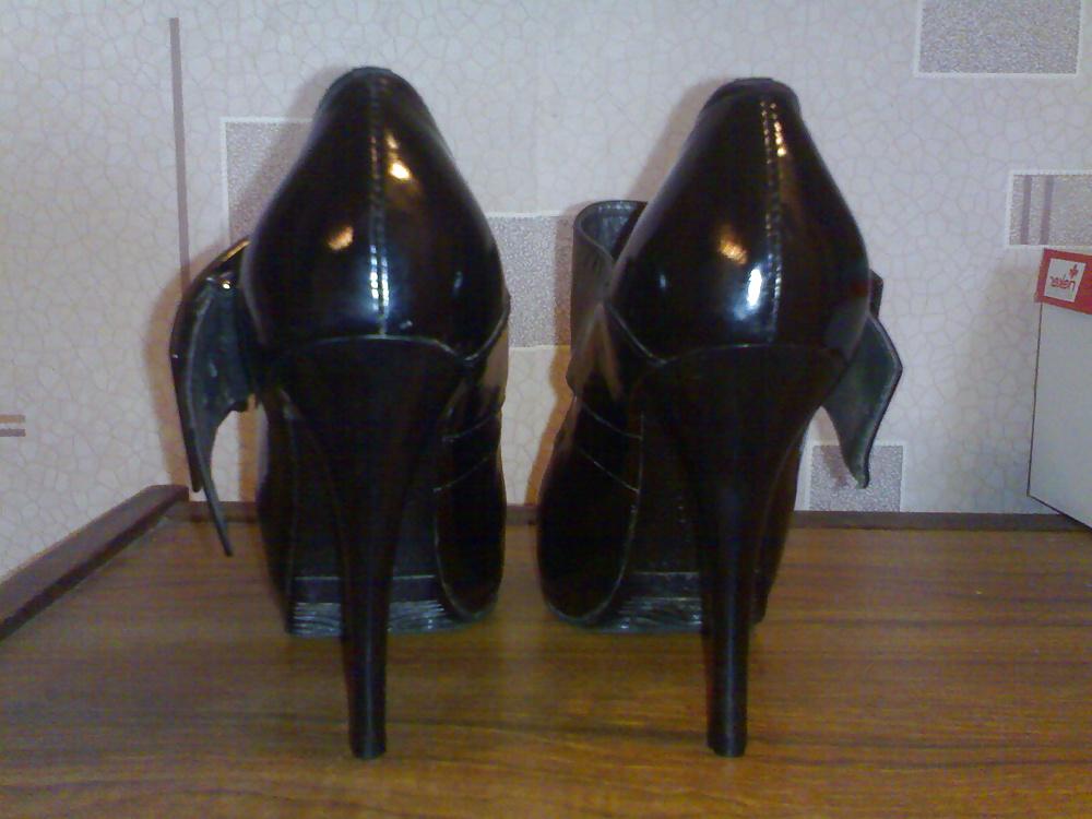 15P Fuck and cum on black patent leather heel