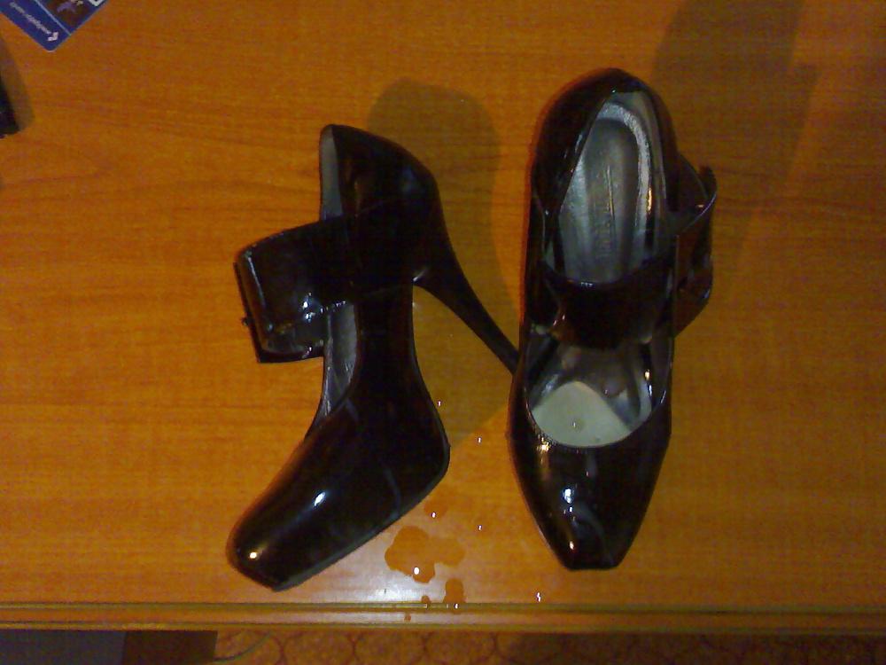 15P Fuck and cum on black patent leather heel