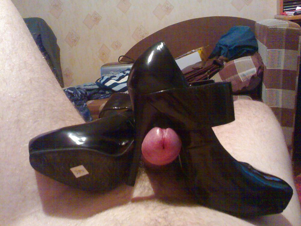15P Fuck and cum on black patent leather heel