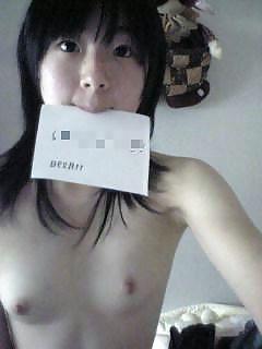 25P Young japanese girls who love to show