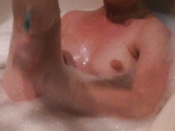 20P Joy shaving and touching in bath