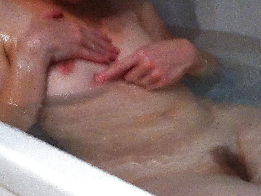 20P Joy shaving and touching in bath