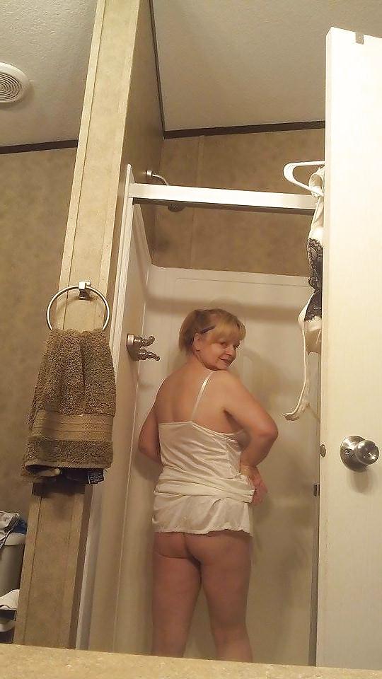 25P Matures and MILFs in White bottoms