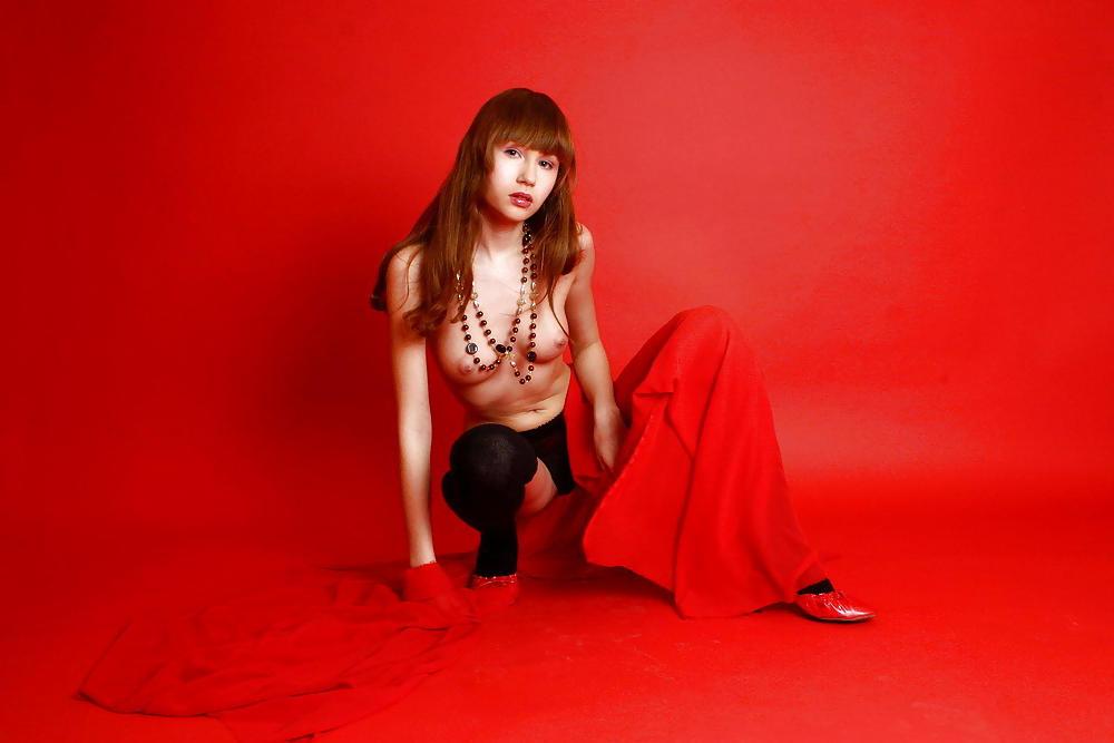 25P Hotlegs-red room