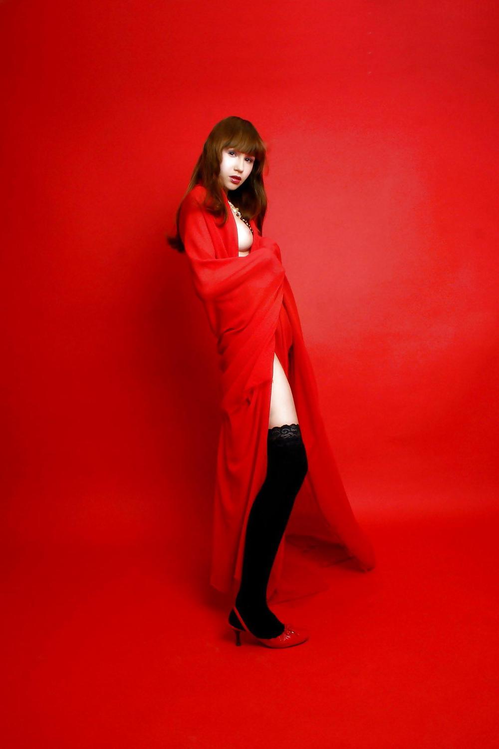 25P Hotlegs-red room