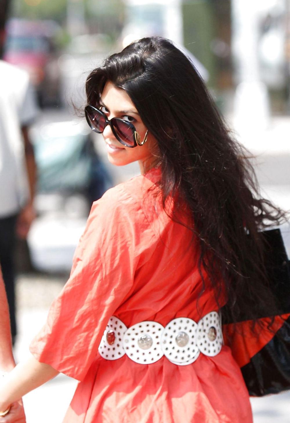 10P Kourtney Kardashian upskirts while having lunch at Bar Pitti