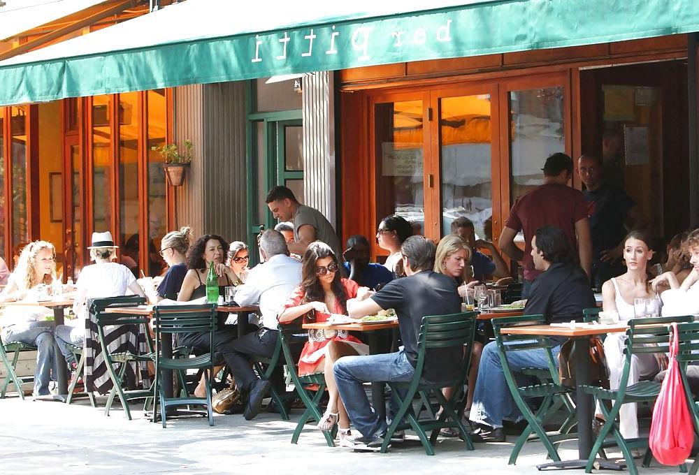 10P Kourtney Kardashian upskirts while having lunch at Bar Pitti