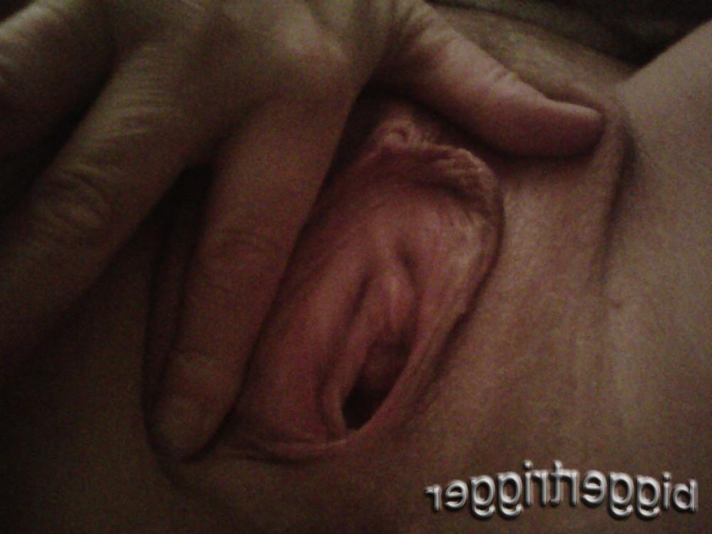 12P Playing With Her Cunt While She Chats