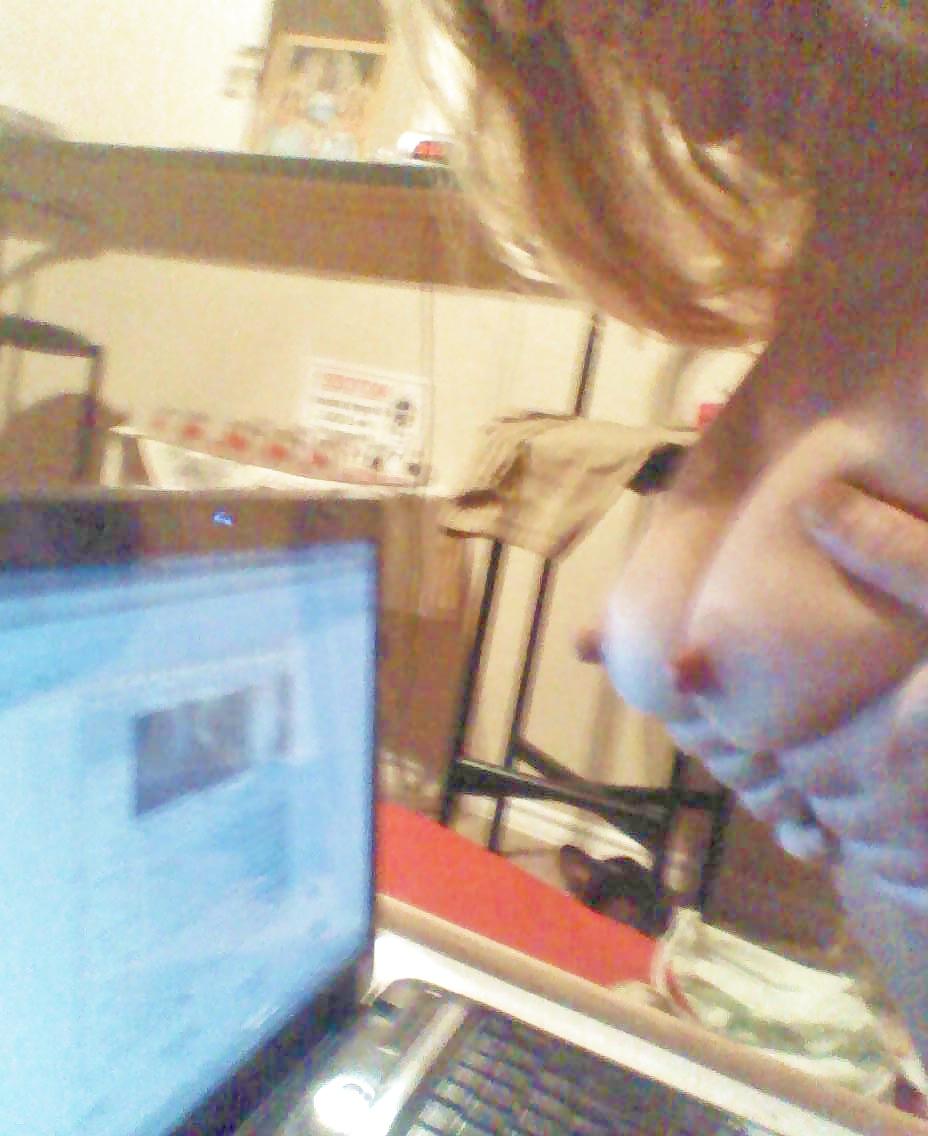 7P ON CHAT-ROOM SHOWIN TIT'S