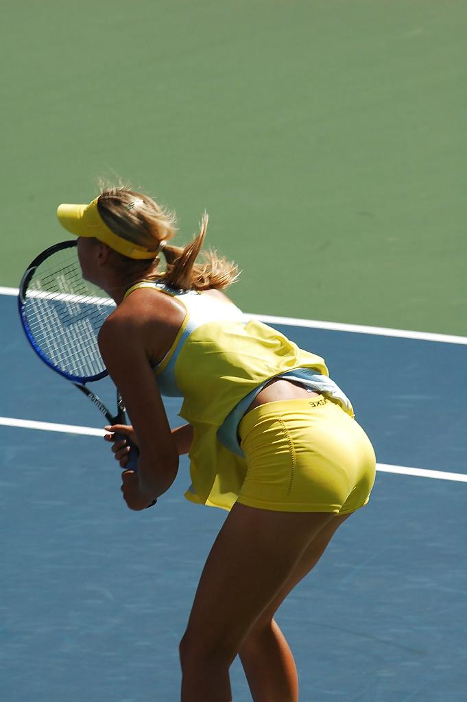 10P Tennis beauties in short skirts and other skimpy outfits