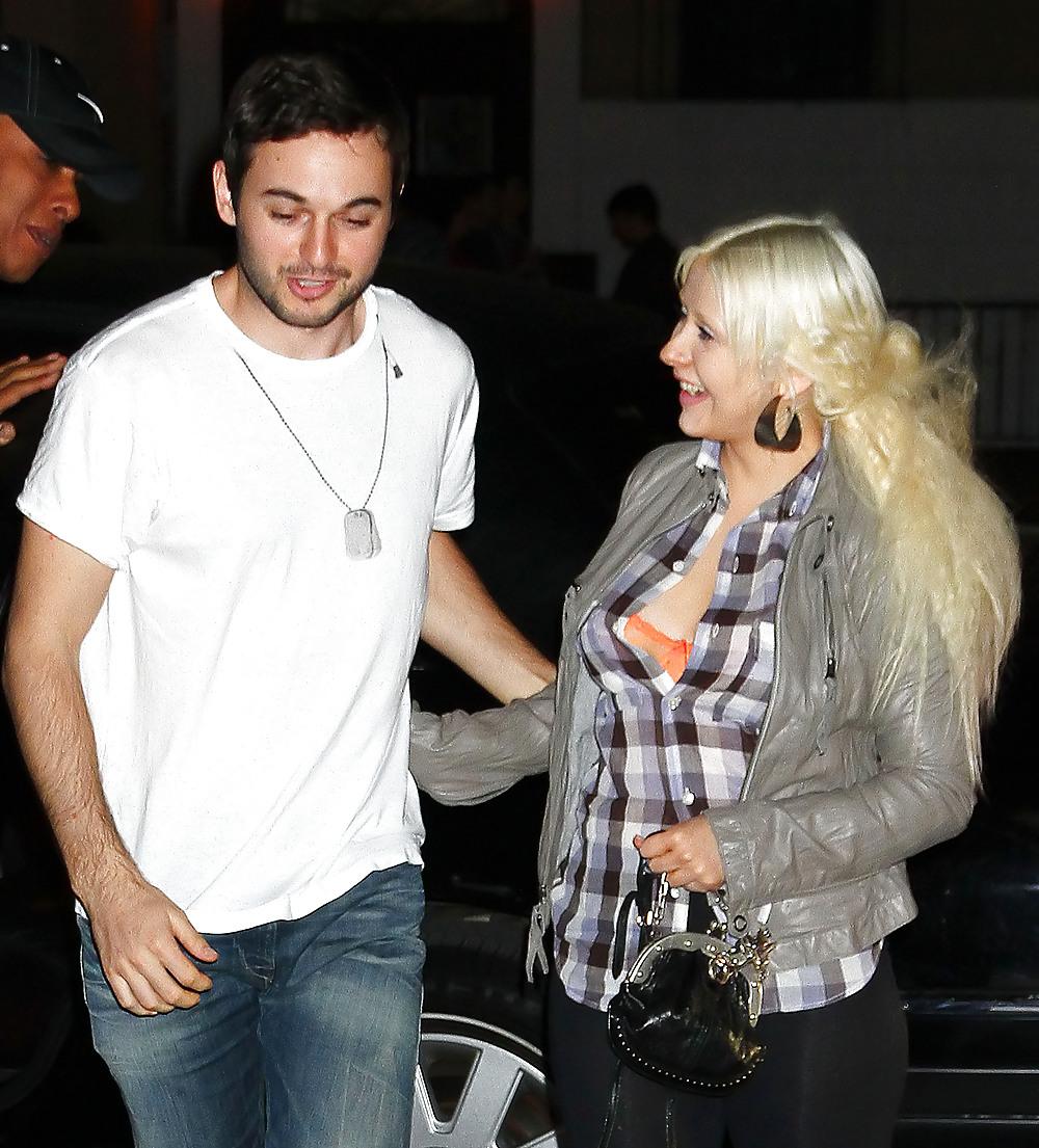 21P Christina Aguilera Bra Peek At Darby Nightclub with Matt