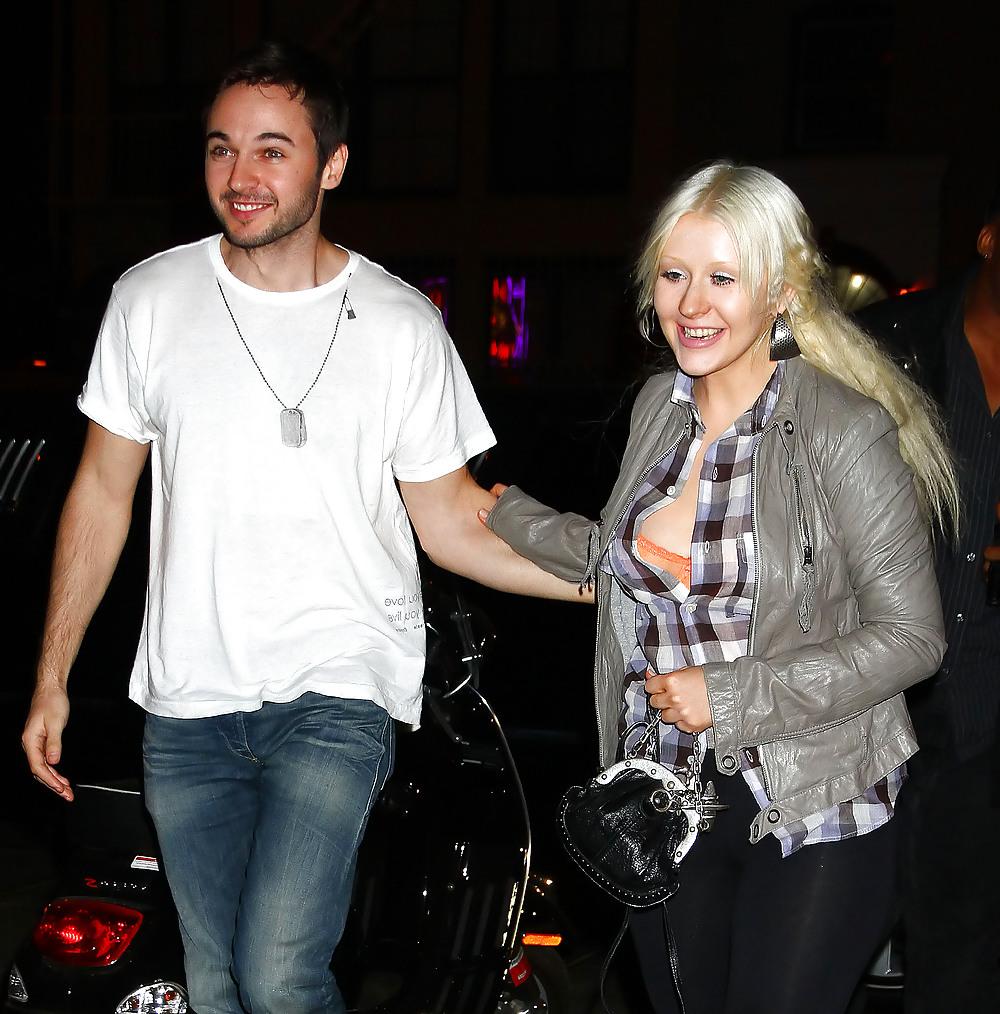 21P Christina Aguilera Bra Peek At Darby Nightclub with Matt