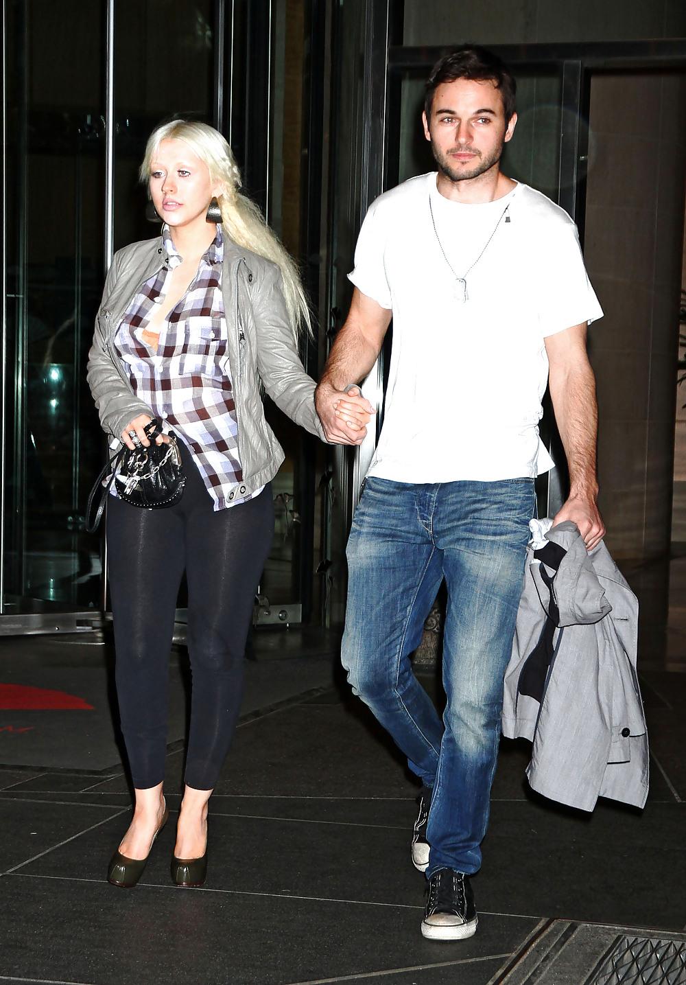 21P Christina Aguilera Bra Peek At Darby Nightclub with Matt