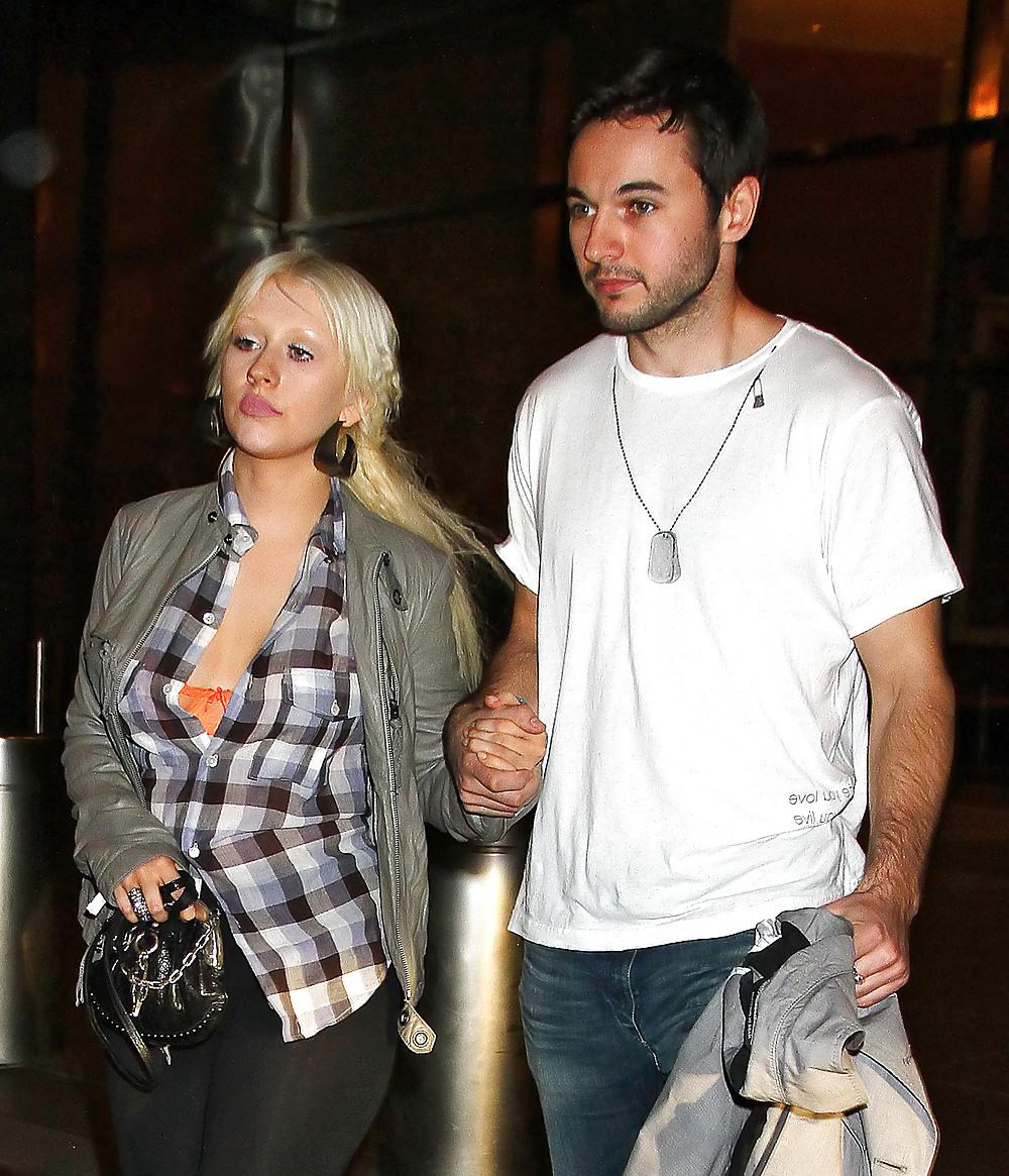 21P Christina Aguilera Bra Peek At Darby Nightclub with Matt