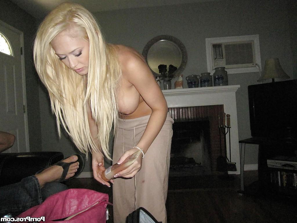 16P Beautiful amateur girlfriend Kagney Lynn Karter shows off her body