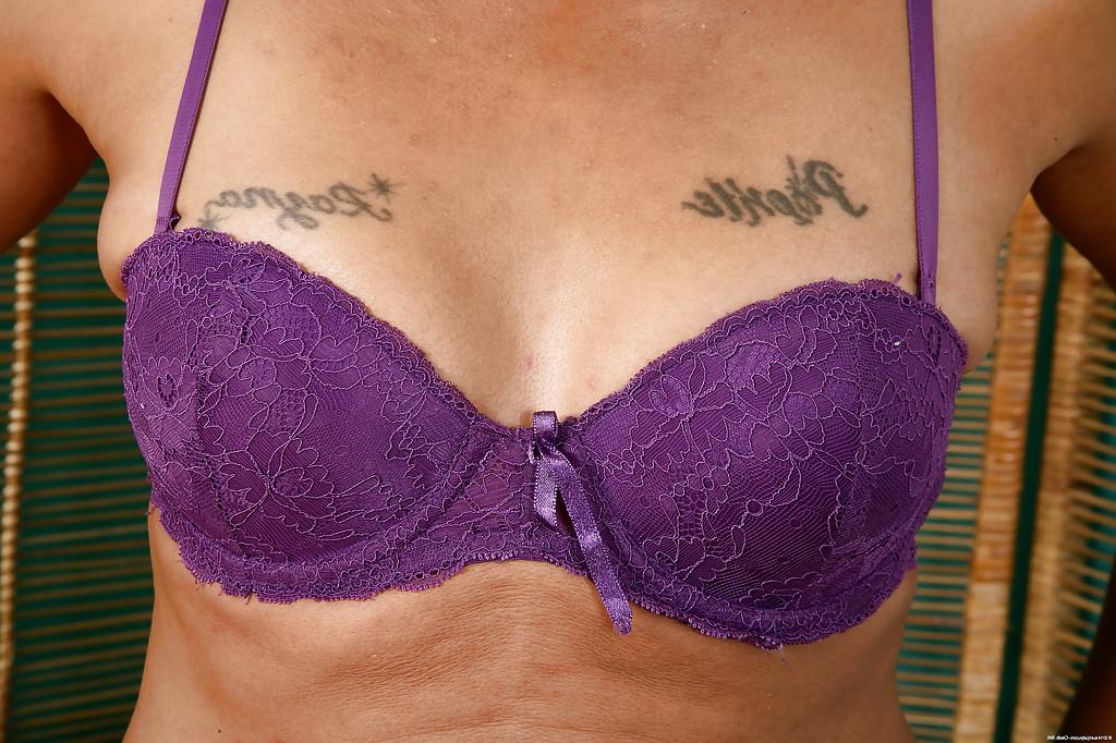 16P Ebony Donni is drilling her cute-looking pink hole on the cam