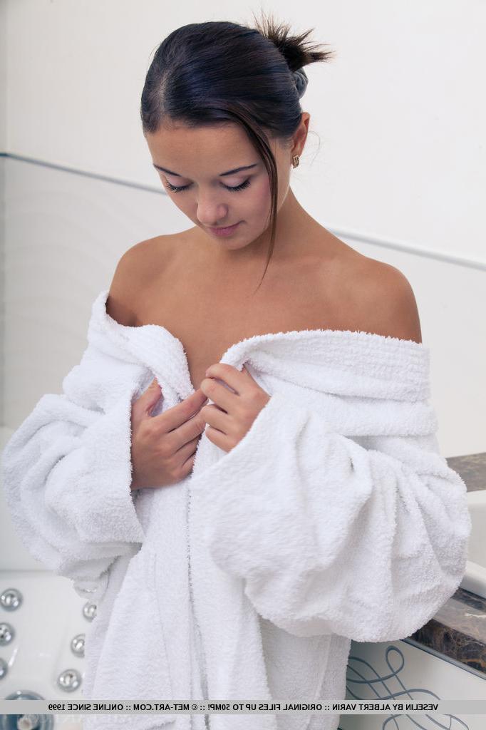 18P Wet European babe exposing small teen breasts and shaved cunt in bathtub