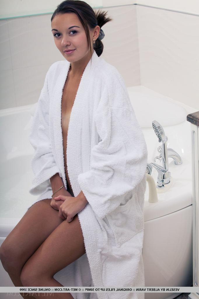 18P Wet European babe exposing small teen breasts and shaved cunt in bathtub