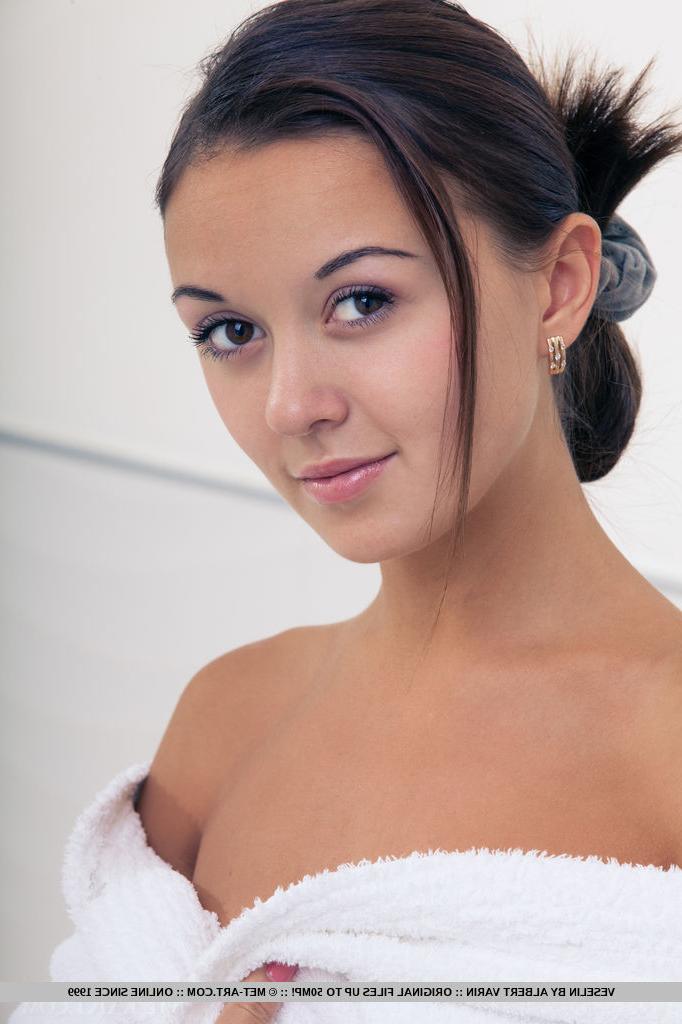 18P Wet European babe exposing small teen breasts and shaved cunt in bathtub