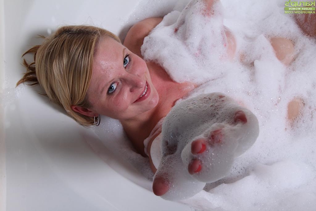 16P Die mollige reife Dame Lynn Miller zeigt in der Badewanne ihre großen, nassen Brüste