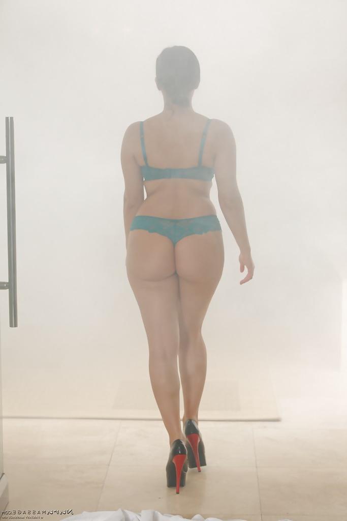16P Wet Euro chick Valentina Nappi removing lingerie and high heels in bath