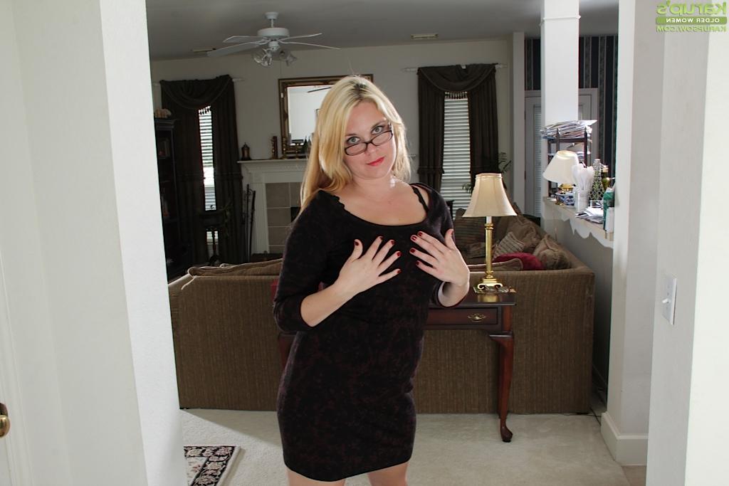 16P Blonde cougar babe with big tits Lindsay Jackson is showing her body