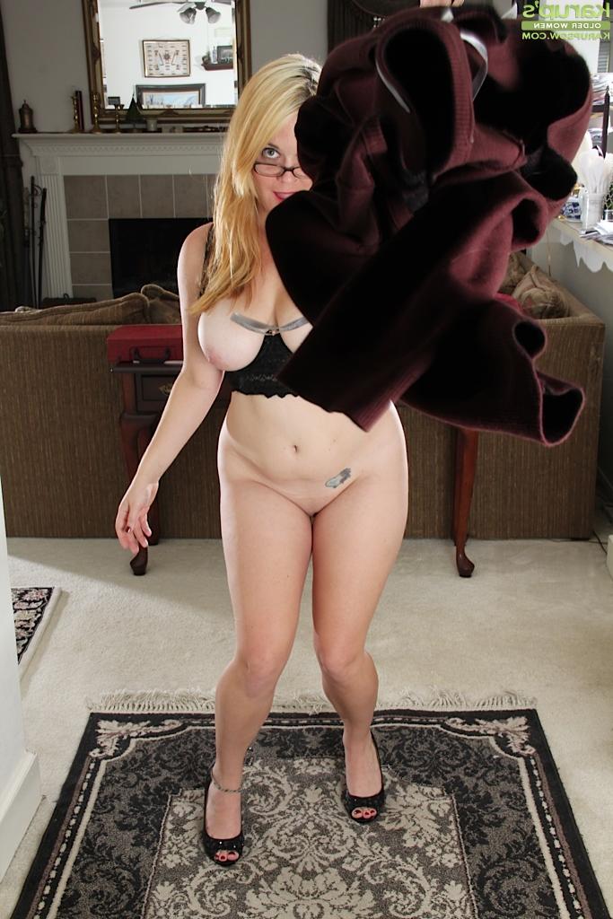 16P Blonde cougar babe with big tits Lindsay Jackson is showing her body