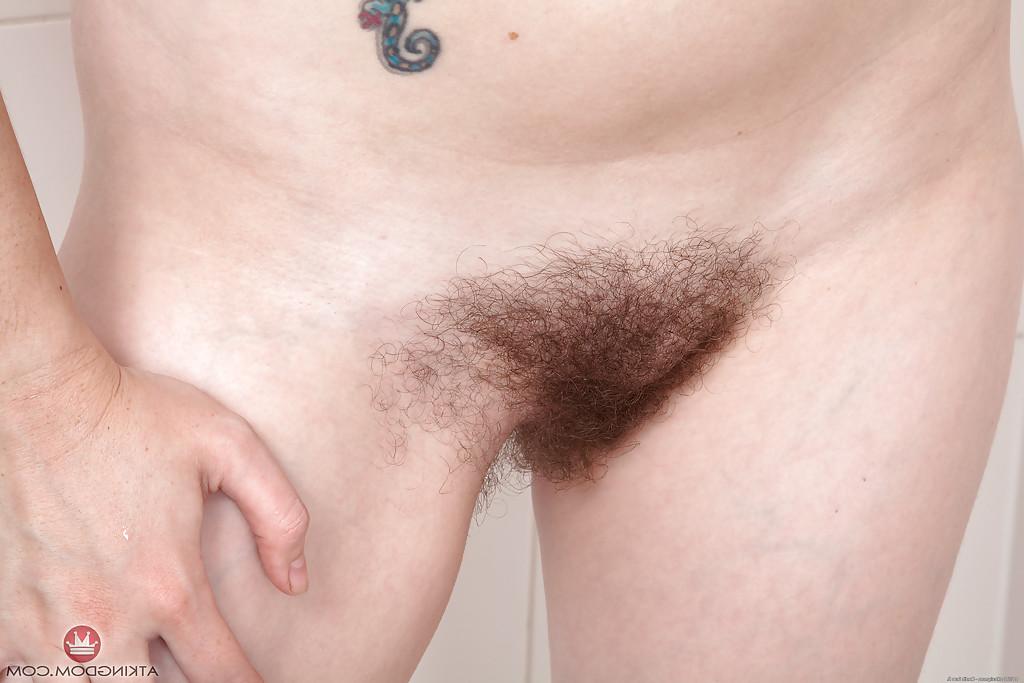 16P Solo girl Candy slips off bikini tub to demonstrate hairy pussy