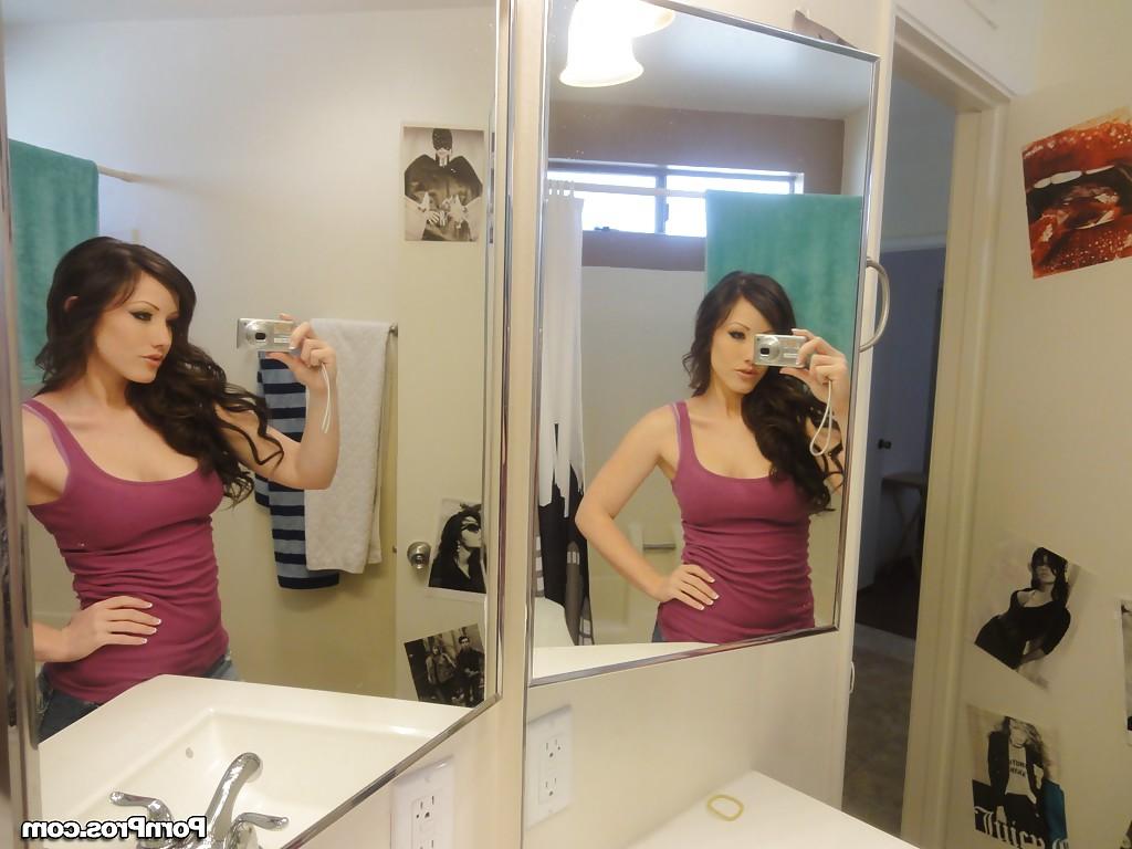 16P Glamorous young babe Jennifer White makes some self shots in a bathroom
