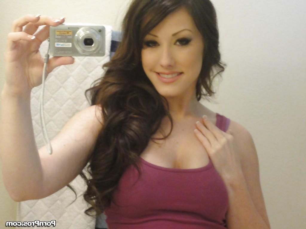 16P Glamorous young babe Jennifer White makes some self shots in a bathroom