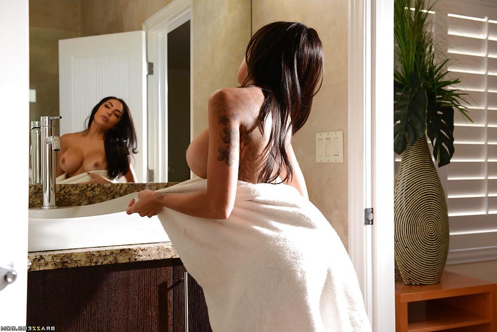 16P Tattooed brunette Lela Star is taking a hot bath absolutely naked