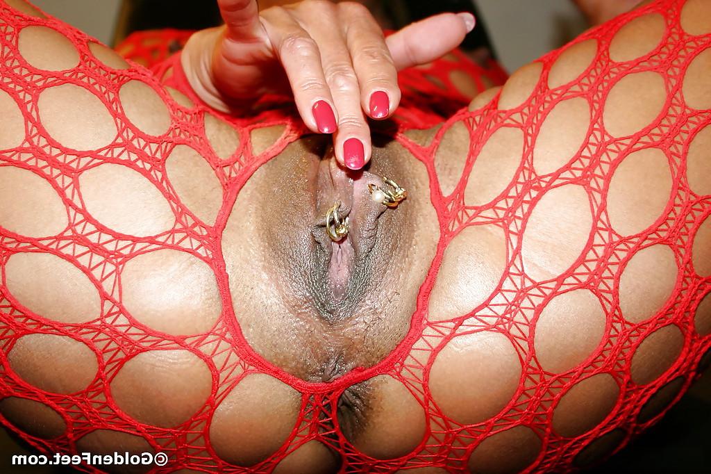 16P Kinky mature woman Lady Sarah masturbating pierced pussy in close ups