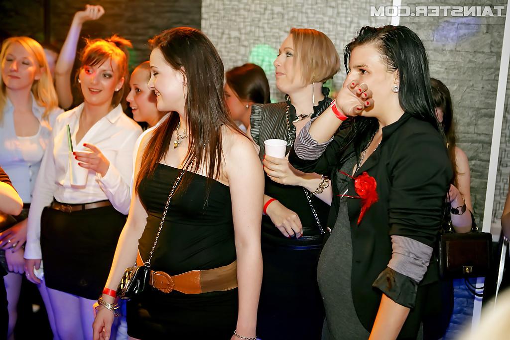 16P Cock-hungry amateurs getting naughty at the party with male stripers